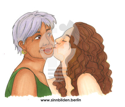 Eine Frau küsst eine andere auf die Wange